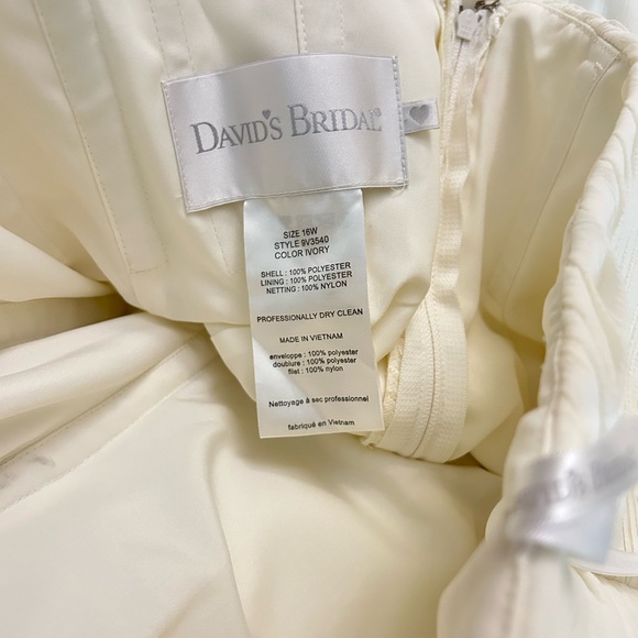Beautiful ivory David's Bridal wedding dress size 16w/belt & wrap Style- 9V3540 - Picture 12 of 13